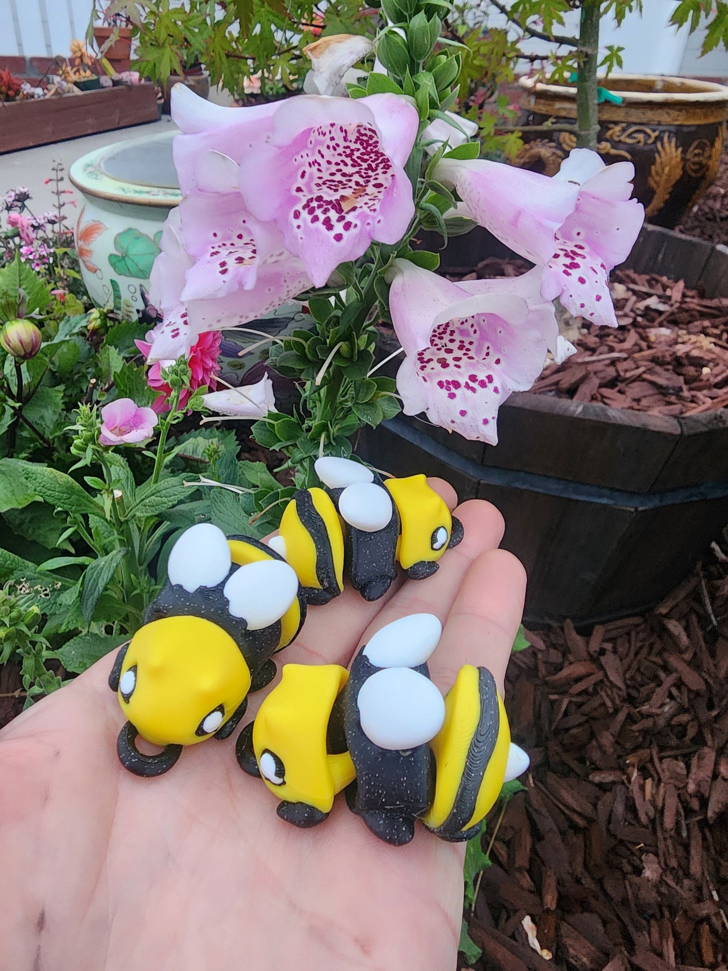 Bee Keychain - Cute! 3D Printed, Full Color - Fun Gift - Key Buddies - Unique Item - Articulated - Fidget Toy, Handmade